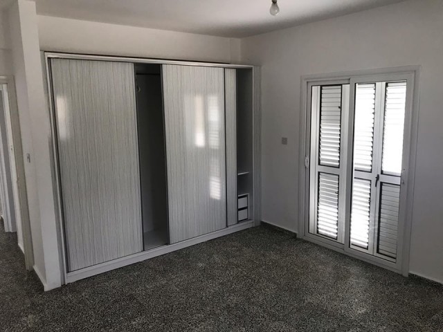 Alsancak'ta 2+1 kiralık 120 m2 müstakil ev 2 dönüm arazisi geniş odaları şöminesi deniz manzarası huzur dolu bir yaşam alanı... 