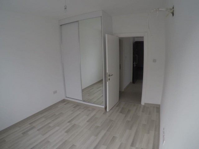 1+1 Wohnung zum Verkauf mit hoher Miete in einem Gebäude mit null Aufzug in der Nähe von Kyrenia Zentrum De Ri Llogara Website TEL: 05338445618 ** 