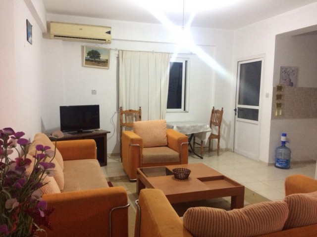 Girne Merkez'de Barbaros market yakınlarında merkezi konumda kiralık full eşyalı 2+1 apartman dairesi. 05338376242