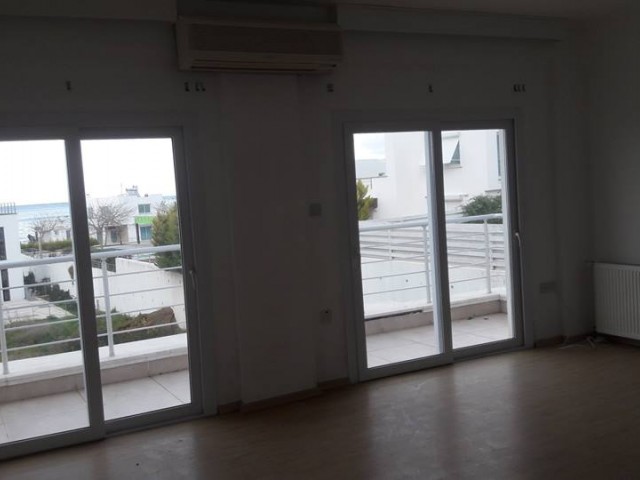 Çatalköy'de 6+2 geniş odaları huzurlu mevkiisi şöminesi merkezi ısıtmalı ve deniz manzarası olan bu villamız kapılarını sizlere açmıştır. 05338445618