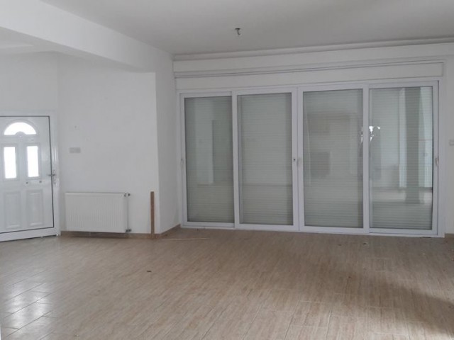 Çatalköy'de 6+2 geniş odaları huzurlu mevkiisi şöminesi merkezi ısıtmalı ve deniz manzarası olan bu villamız kapılarını sizlere açmıştır. 05338445618