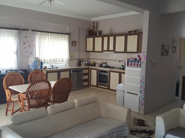 Girne Merkez'de Barış Parkı civarı servis duraklarına ve tüm imkanlara yakın 2+1 apartman dairesi 2500 TL. 05338376242