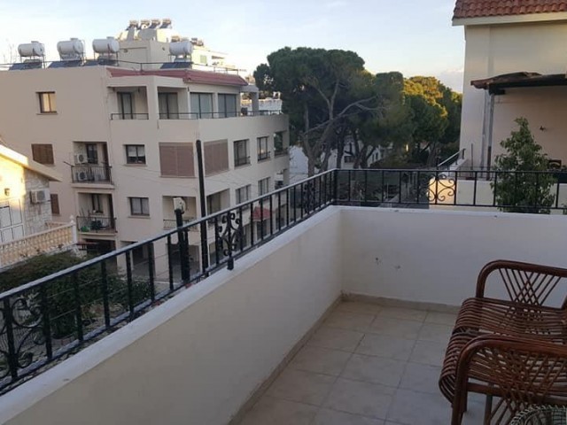 Girne Merkez'de Barış Parkı civarı servis duraklarına ve tüm imkanlara yakın 2+1 apartman dairesi 2500 TL. 05338376242