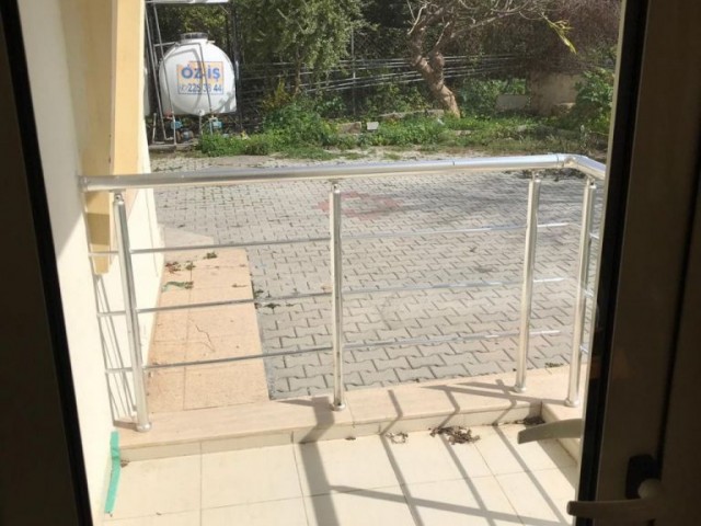 Alsancak'ta cadde üzerinde havuzlu site içerisinde merkezi ısıtmalı plajlara marketlere yürüme mesafesinde dolmuşlar önünden geçer satılık 3+1 150 m2 apartman dairesi.05338376242