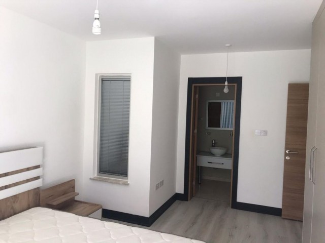 Girne Merkez'de yeni bitmiş lüx rezidance bina otoparklı geniş balkonlu ebeveyn banyolu 2+1 satılık daire.05338445618