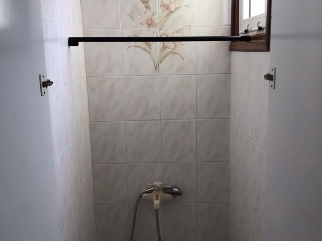 Alsancak'ta yarım dönüm arazi içerisinde şömineli deniz manzaralı geniş salon ve mutfaklı 3+1 kiralık villa. 05338445618