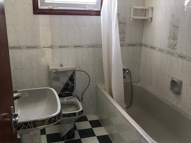 Alsancak'ta yarım dönüm arazi içerisinde şömineli deniz manzaralı geniş salon ve mutfaklı 3+1 kiralık villa. 05338445618