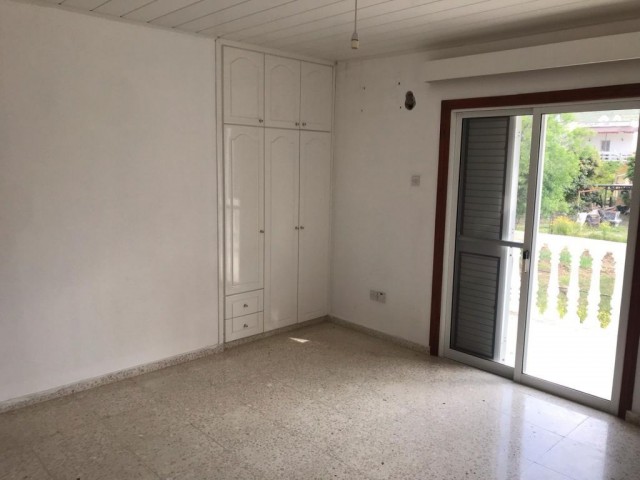 A 3 + 1 villa for rent with a kitchen and a spacious living room with a fireplace overlooking the sea on half an acre of land in Alsancak. 05338445618 ** 