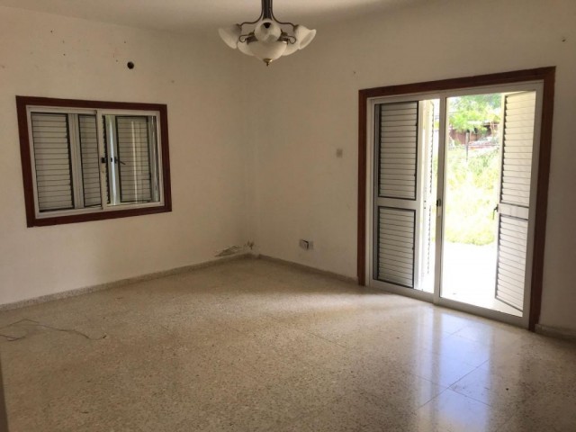 A 3 + 1 villa for rent with a kitchen and a spacious living room with a fireplace overlooking the sea on half an acre of land in Alsancak. 05338445618 ** 