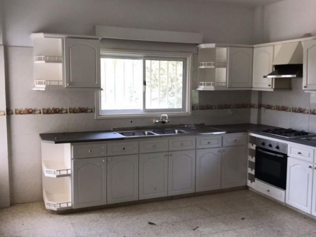 A 3 + 1 villa for rent with a kitchen and a spacious living room with a fireplace overlooking the sea on half an acre of land in Alsancak. 05338445618 ** 