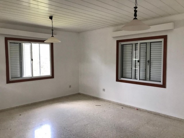 A 3 + 1 villa for rent with a kitchen and a spacious living room with a fireplace overlooking the sea on half an acre of land in Alsancak. 05338445618 ** 