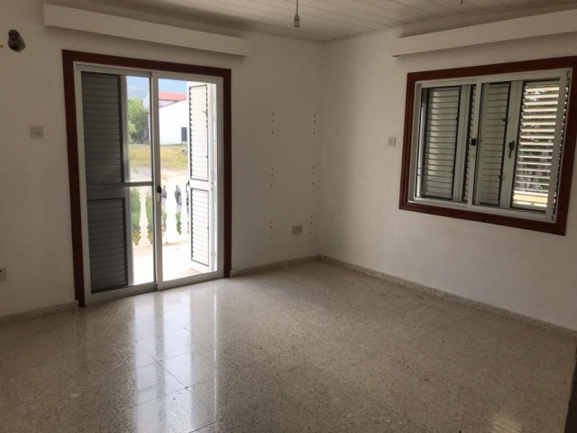 A 3 + 1 villa for rent with a kitchen and a spacious living room with a fireplace overlooking the sea on half an acre of land in Alsancak. 05338445618 ** 