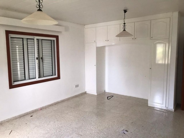 A 3 + 1 villa for rent with a kitchen and a spacious living room with a fireplace overlooking the sea on half an acre of land in Alsancak. 05338445618 ** 