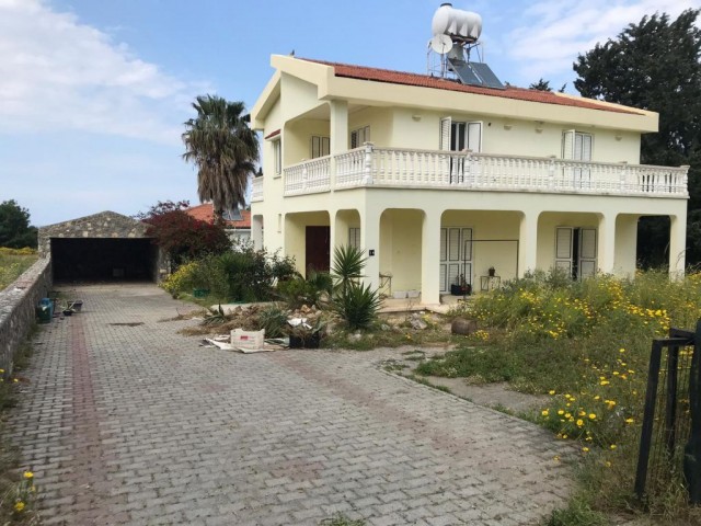 A 3 + 1 villa for rent with a kitchen and a spacious living room with a fireplace overlooking the sea on half an acre of land in Alsancak. 05338445618 ** 