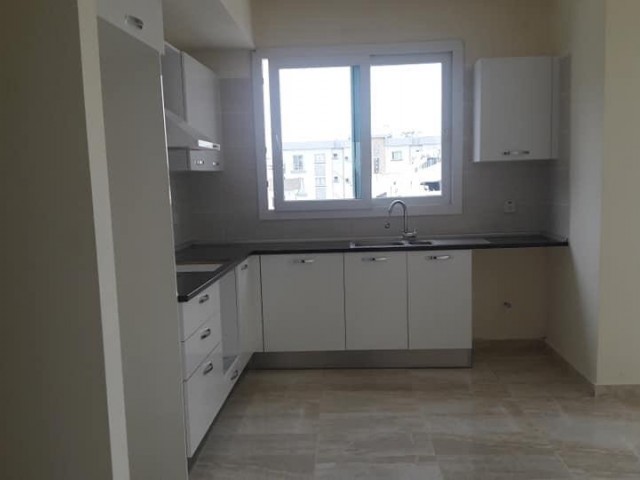 Girne Merkez'de satılık 3+1 130mt2 balkonlu Türk Koçanlı daire. 05338445618