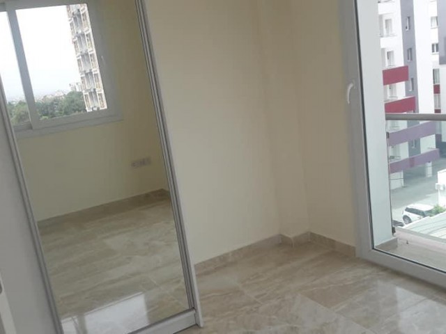 Girne Merkez'de satılık 3+1 130mt2 balkonlu Türk Koçanlı daire. 05338445618