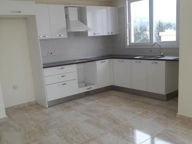 Girne Merkez'de satılık 3+1 130mt2 balkonlu Türk Koçanlı daire. 05338445618