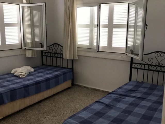 Girne Alsancak'ta Escape Plajına yürüme mesafesinde 1 dönüm arazi içerisinde havuzlu bahçeli deniz manzaralı eşsiz sessiz satılık 3+1 villa.05338445618