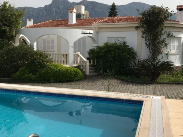 Girne Alsancak'ta Escape Plajına yürüme mesafesinde 1 dönüm arazi içerisinde havuzlu bahçeli deniz manzaralı eşsiz sessiz satılık 3+1 villa.05338445618