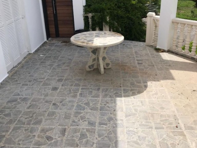 Girne Alsancak'ta Escape Plajına yürüme mesafesinde 1 dönüm arazi içerisinde havuzlu bahçeli deniz manzaralı eşsiz sessiz satılık 3+1 villa.05338445618