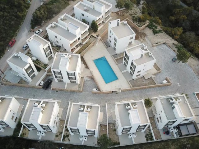 Girne Ciklos'ta Almahara Club yakınında havuzlu site içerisinde kiralık full lüks eşyalı deniz manzaralı geniş apartman dairesi.05338376242