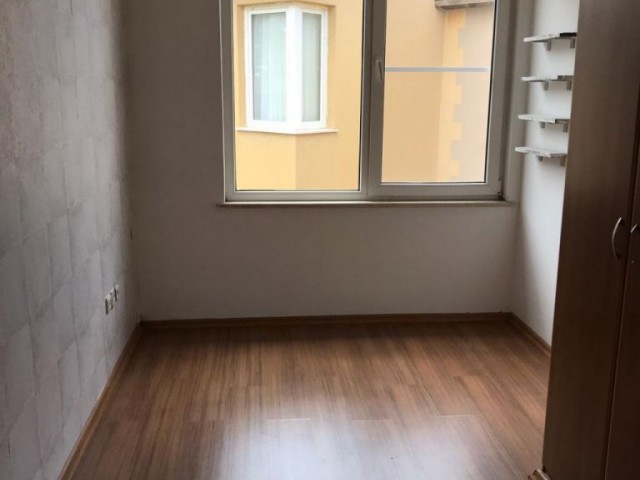 Lapta Bektaş Market yanında dağ ve deniz manzaralı 3+1 eşyasız 150mt2 genişliğinde kiralık daire.05338445618