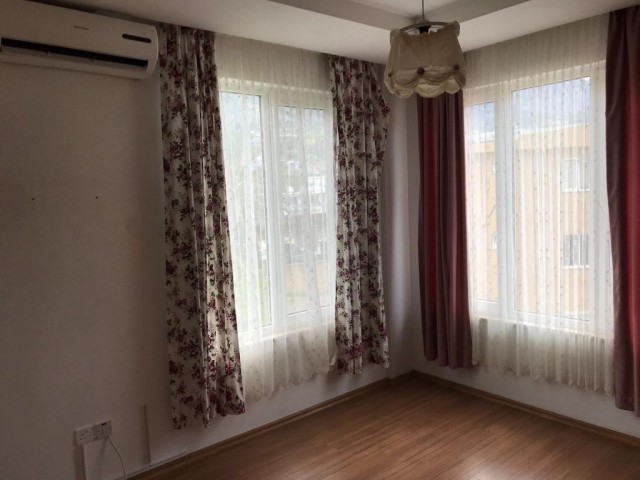 Lapta Bektaş Market yanında dağ ve deniz manzaralı 3+1 eşyasız 150mt2 genişliğinde kiralık daire.05338445618