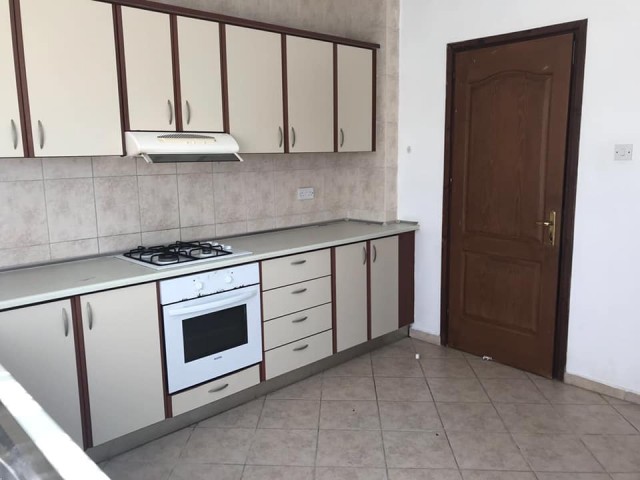 Girne Merkez'de eski Çeliker Hastanesi yakınında full eşyalı 110 mt2 genişliğinde 2 banyo 2 balkonlu geniş aileye uygun kiralık apartman dairesi. 05338445618