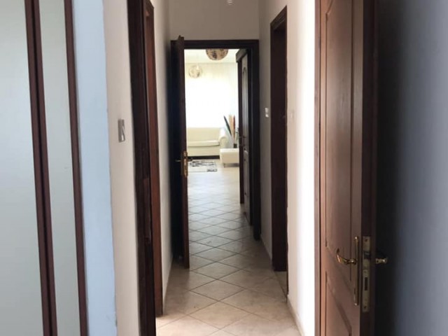 Girne Merkez'de eski Çeliker Hastanesi yakınında full eşyalı 110 mt2 genişliğinde 2 banyo 2 balkonlu geniş aileye uygun kiralık apartman dairesi. 05338445618