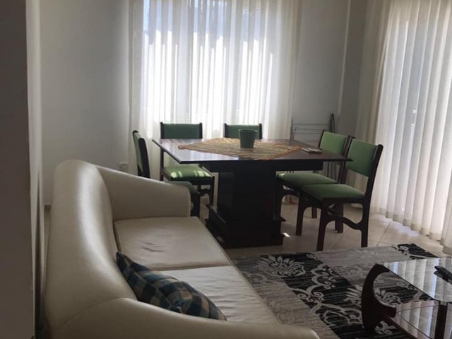 Girne Merkez'de eski Çeliker Hastanesi yakınında full eşyalı 110 mt2 genişliğinde 2 banyo 2 balkonlu geniş aileye uygun kiralık apartman dairesi. 05338445618