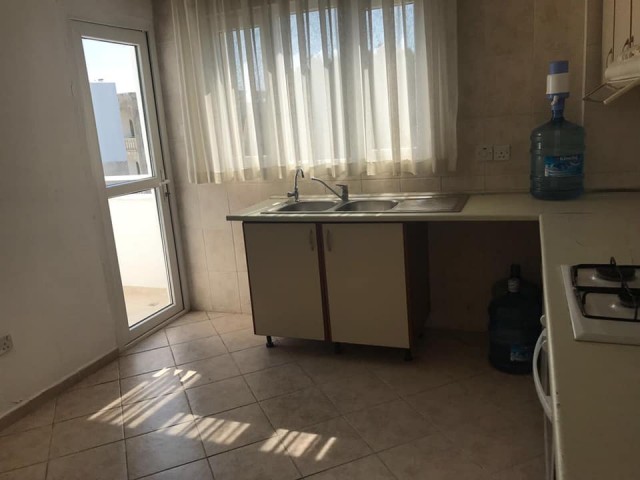 Girne Merkez'de eski Çeliker Hastanesi yakınında full eşyalı 110 mt2 genişliğinde 2 banyo 2 balkonlu geniş aileye uygun kiralık apartman dairesi. 05338445618