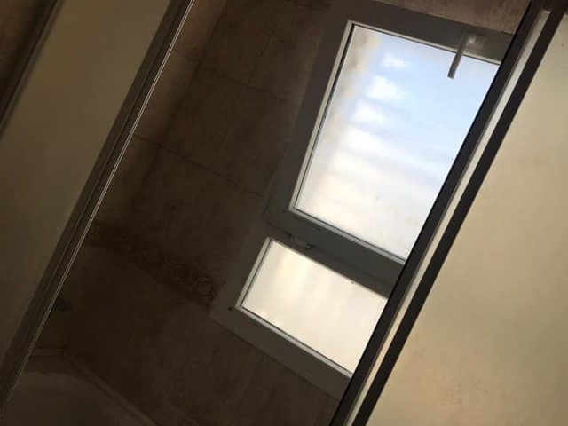 Girne Merkez'de eski Çeliker Hastanesi yakınında full eşyalı 110 mt2 genişliğinde 2 banyo 2 balkonlu geniş aileye uygun kiralık apartman dairesi. 05338445618