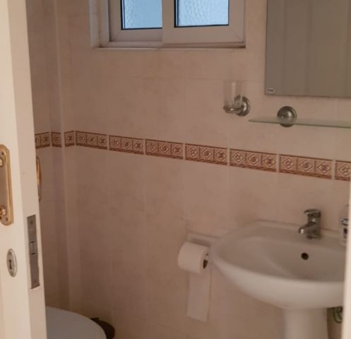 Girne Merkez de kiralık full eşyalı  geniş ve ferah balkonlu 3+1  (2 depozit+ kira +Komisyon)