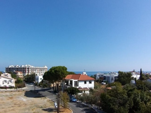 2+1 penthouse-Wohnung zum Verkauf in gleichwertiger kocanli neben Kyrenia Karaoglanoglu kaya palazzo hotel.. der große Balkon mit Berg-und Meerblick ist 200 Meter vom Meer entfernt und öffnet Ihnen die Türen der Ruhe mit einer Terrasse von 90m2.. ** 