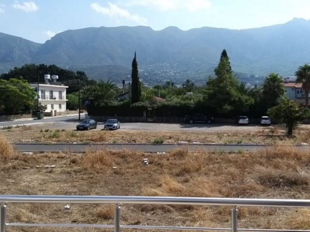 2+1 penthouse-Wohnung zum Verkauf in gleichwertiger kocanli neben Kyrenia Karaoglanoglu kaya palazzo hotel.. der große Balkon mit Berg-und Meerblick ist 200 Meter vom Meer entfernt und öffnet Ihnen die Türen der Ruhe mit einer Terrasse von 90m2.. ** 