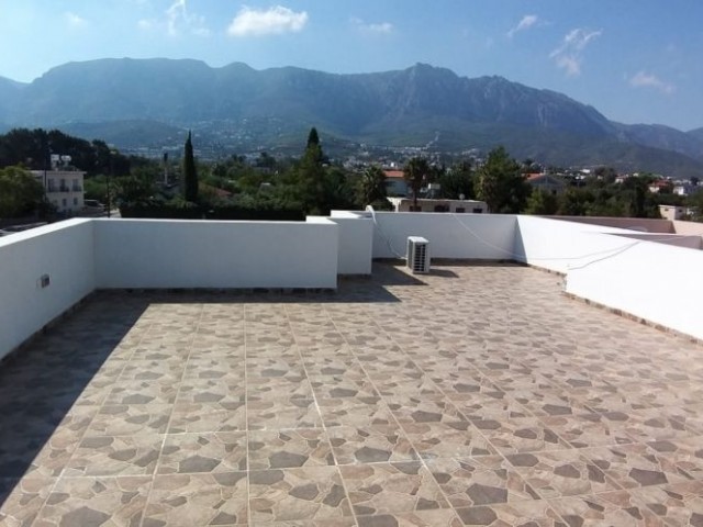 2+1 penthouse-Wohnung zum Verkauf in gleichwertiger kocanli neben Kyrenia Karaoglanoglu kaya palazzo hotel.. der große Balkon mit Berg-und Meerblick ist 200 Meter vom Meer entfernt und öffnet Ihnen die Türen der Ruhe mit einer Terrasse von 90m2.. ** 