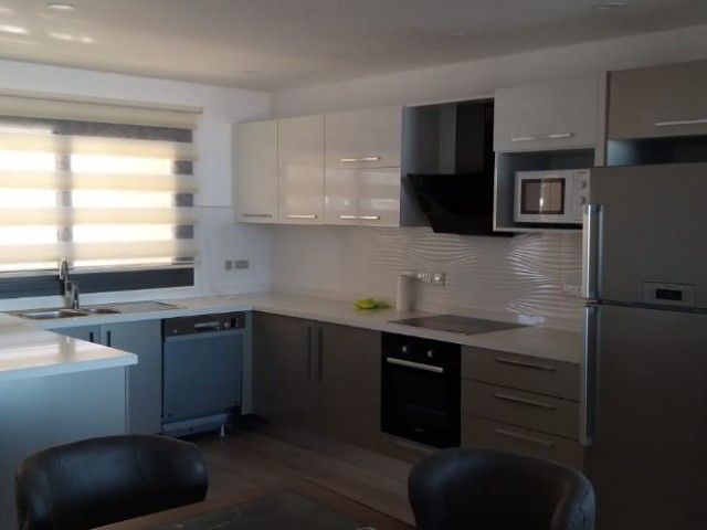 mit dieser einzigartigen Aussicht auf die größte Struktur von Kyrenia bietet unsere 3+1 große, geräumige Wohnung zur Miete in der obersten Etage von FEO elegance, die mit modernen Möbeln ausgestattet ist, die Türen für Luxus und hochwertiges Leben öffnet... 05338445618 ** 