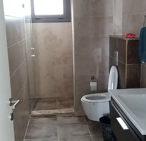 girnenin en büyük yapısında adeta gök yüznde yaşam sunan bu eşsiz manzaraya sahip FEO elegance ın en üst katındaki kiralık 3+1 full modern eşyalı geniş, ferah dairemiz size lüks ve kaliteli yaşamın kapılarını açıyor... 05338445618