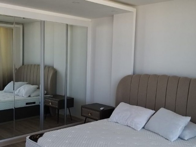 mit dieser einzigartigen Aussicht auf die größte Struktur von Kyrenia bietet unsere 3+1 große, geräumige Wohnung zur Miete in der obersten Etage von FEO elegance, die mit modernen Möbeln ausgestattet ist, die Türen für Luxus und hochwertiges Leben öffnet... 05338445618 ** 