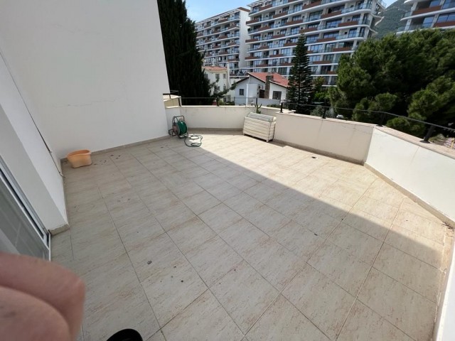 Penthouse zu vermieten im Zentrum von Kyrenia mit anständigen Nachbarn, 4 Balkonen, 2 Schlafzimmern, modernen Möbeln, überall im Stadtzentrum fußläufig erreichbar 05338445618