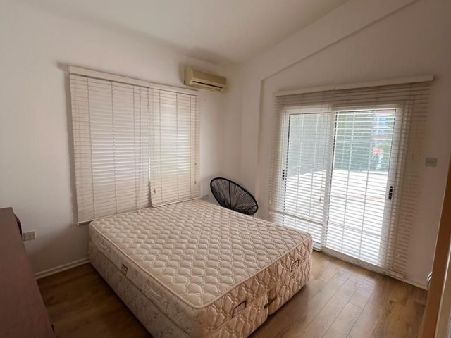 Penthouse zu vermieten im Zentrum von Kyrenia mit anständigen Nachbarn, 4 Balkonen, 2 Schlafzimmern, modernen Möbeln, überall im Stadtzentrum fußläufig erreichbar 05338445618