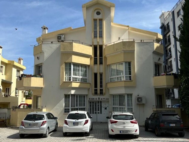 Penthouse zu vermieten im Zentrum von Kyrenia mit anständigen Nachbarn, 4 Balkonen, 2 Schlafzimmern, modernen Möbeln, überall im Stadtzentrum fußläufig erreichbar 05338445618