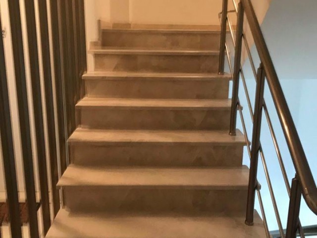 girnenin en merkezi yerinde her yere yürüme mesafesinde yeni bitmiş rezidansın birinci katında modern dizayn edilmiş kiralık eşyasız ofis..  05338445618