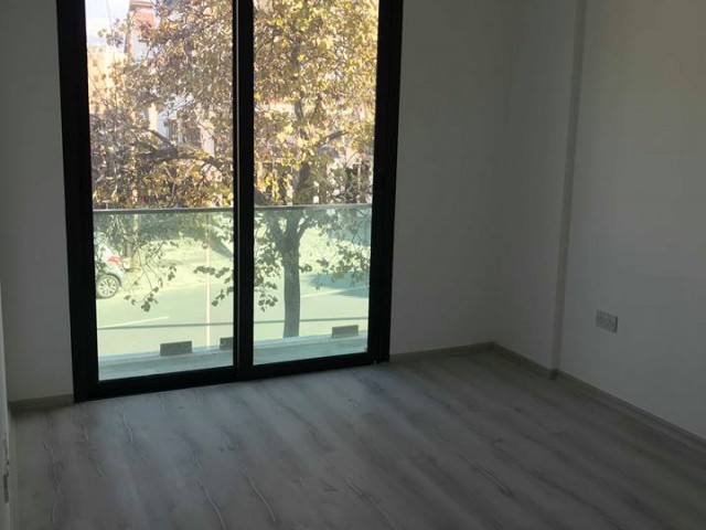 girnenin en merkezi yerinde her yere yürüme mesafesinde yeni bitmiş rezidansın birinci katında modern dizayn edilmiş kiralık eşyasız ofis..  05338445618