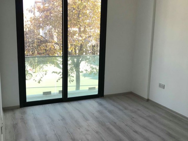 girnenin en merkezi yerinde her yere yürüme mesafesinde yeni bitmiş rezidansın birinci katında modern dizayn edilmiş kiralık eşyasız ofis..  05338445618