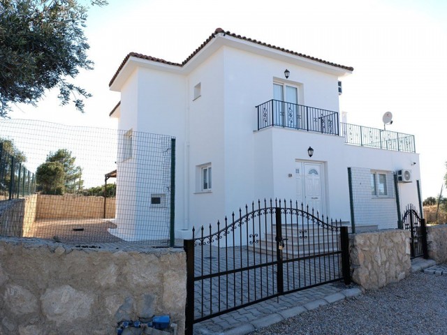 GROSSARTIGE LAGE VILLA MIT 3 SCHLAFZIMMERN UND POOL ZU VERKAUFEN IN ESENTEPE, KYRENIA !!