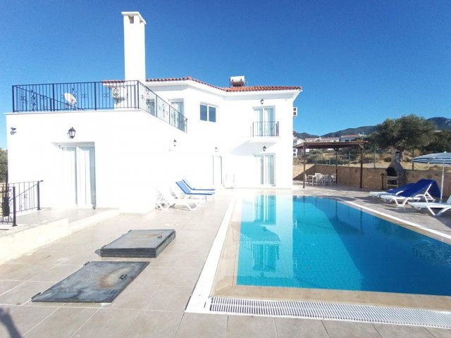 GROSSARTIGE LAGE VILLA MIT 3 SCHLAFZIMMERN UND POOL ZU VERKAUFEN IN ESENTEPE, KYRENIA !!