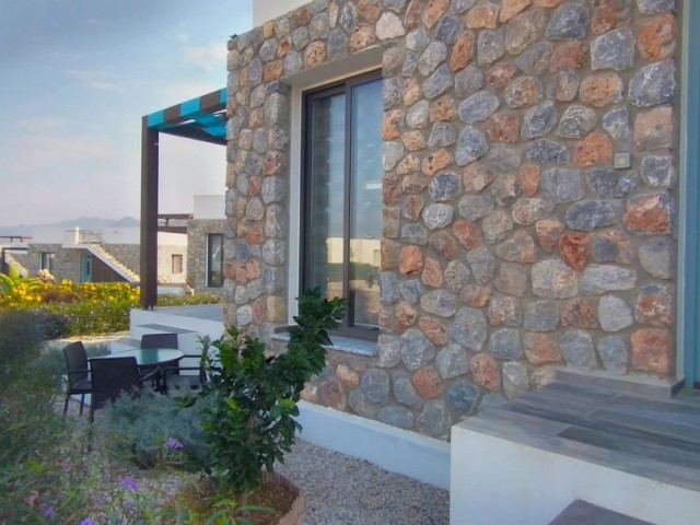 BUNGALOW MIT 3 SCHLAFZIMMERN 100 M ZUM MEER IN BAHCELI KYRENIA !!