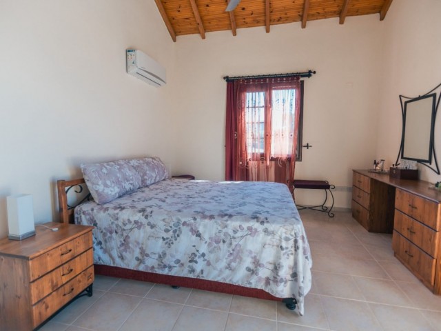 VOLL AUSGESTATTETE 4-SCHLAFZIMMER-VILLA MIT MEERBLICK IN ESENTEPE KYRENIA !!