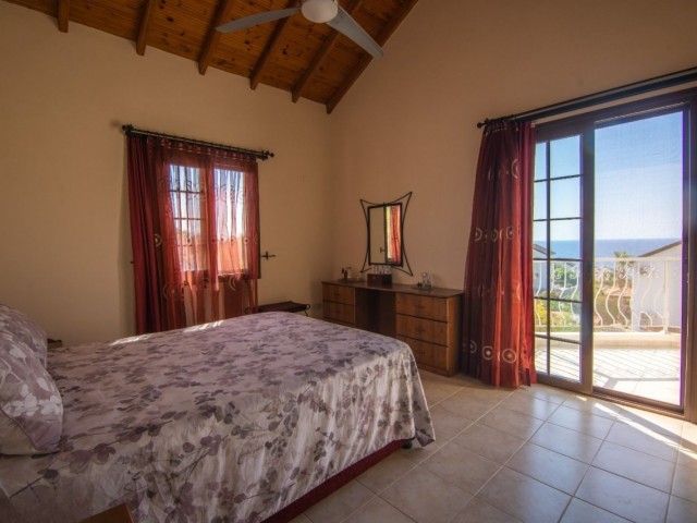 VOLL AUSGESTATTETE 4-SCHLAFZIMMER-VILLA MIT MEERBLICK IN ESENTEPE KYRENIA !!